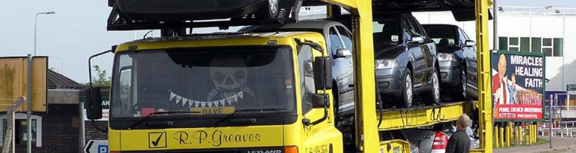 samochód ciężarowy transportujący samochody